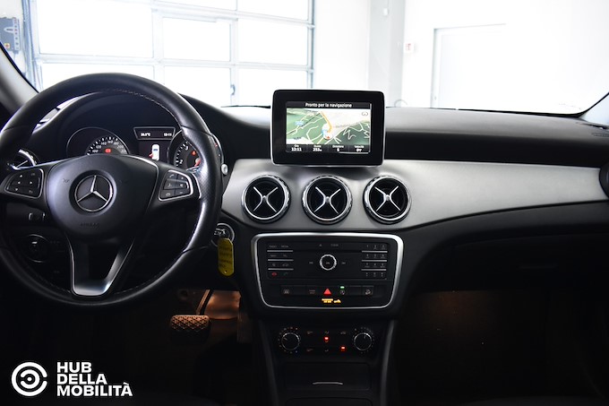 MERCEDES-BENZ GLA 200 d Automatic 4Matic Sport